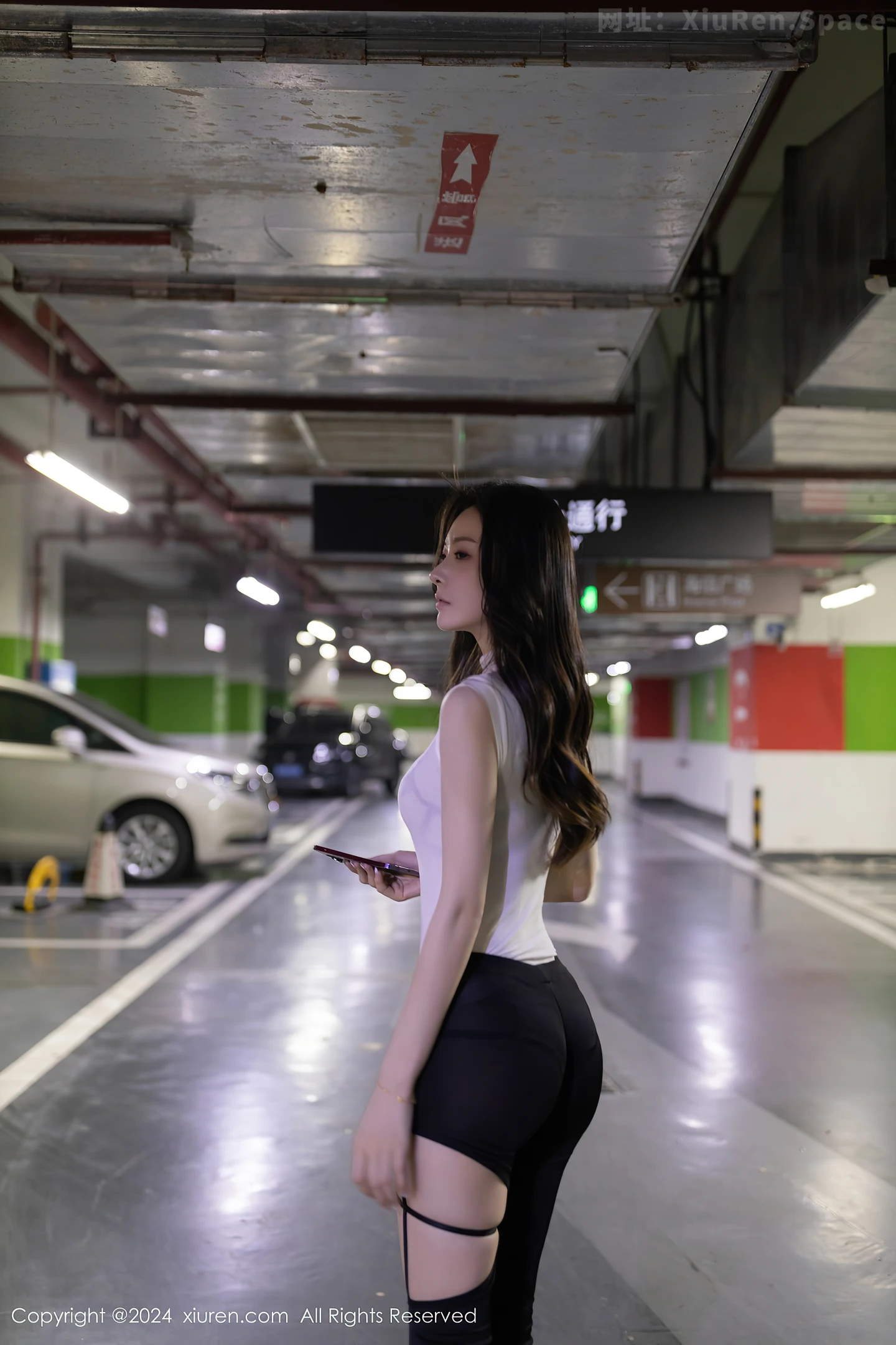 图片[3]-[XiuRen秀人网]VOL.8270 模特小逗逗性感白色上衣配紧身长裤半脱秀曼妙身姿撩人诱惑写真80P-秀人网官方网站